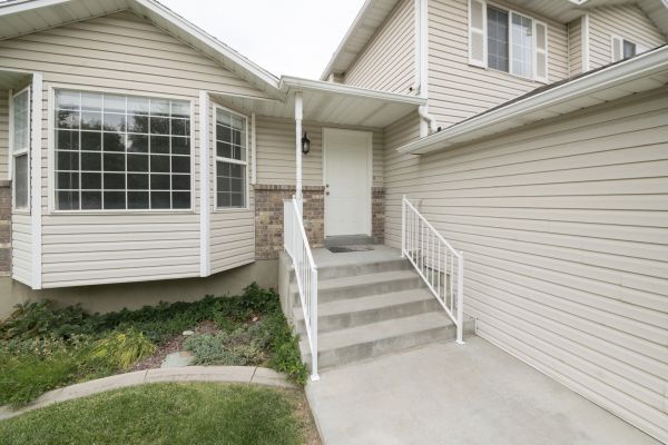 White Vinyl Siding Replacement in Albuquerque
